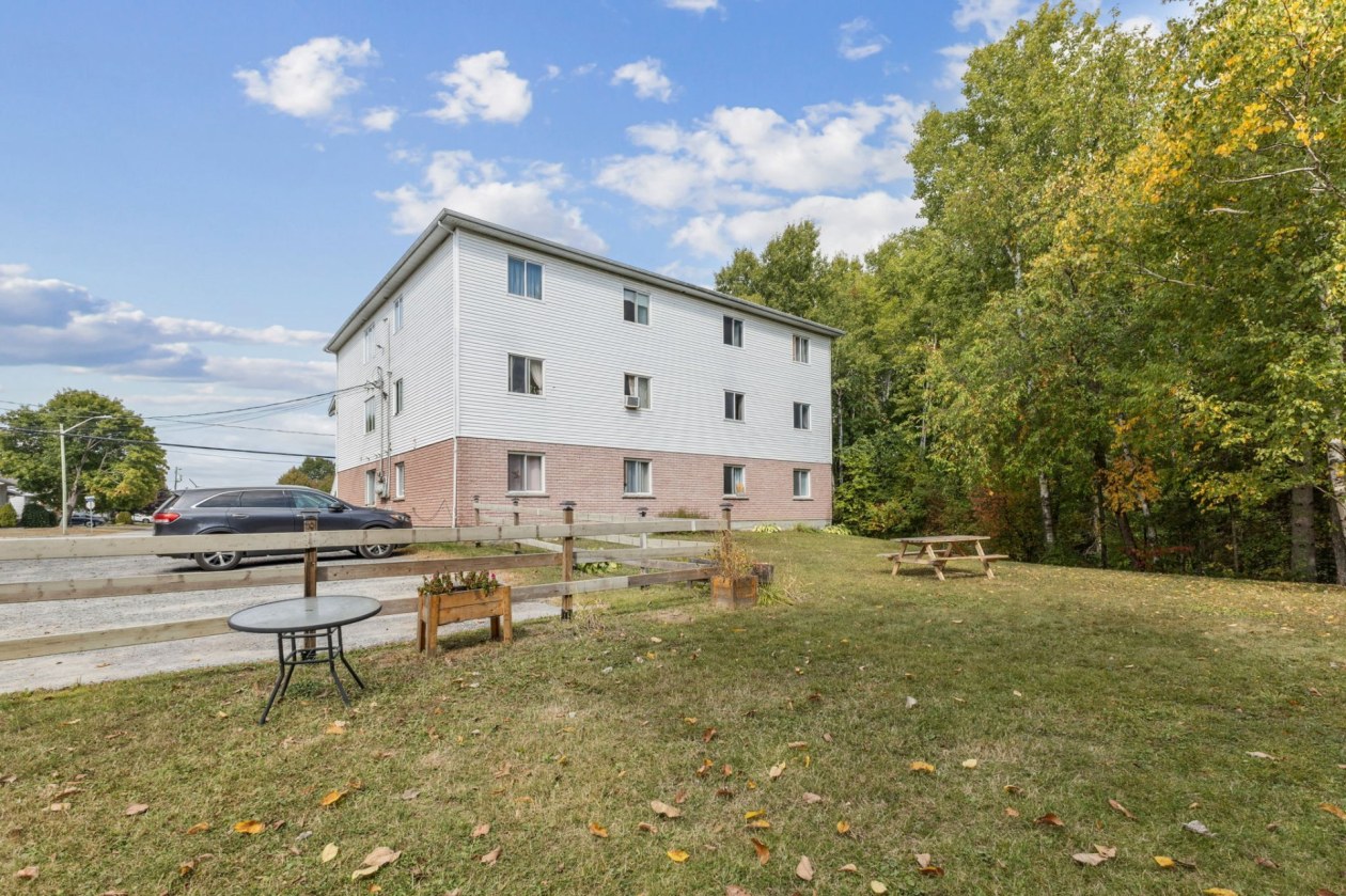 Cour — 1180 Rue de Neuville, Gatineau