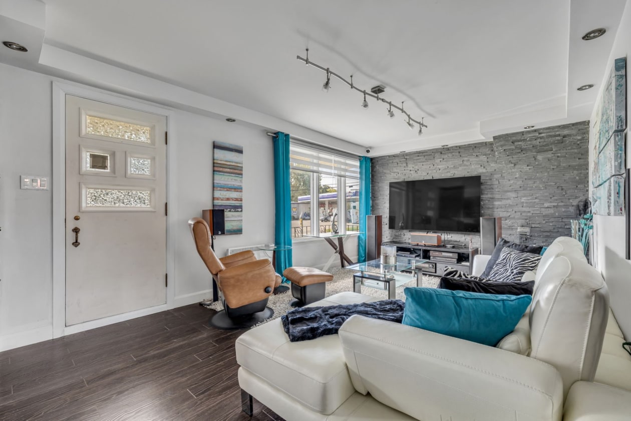 Salon — 2826 - 2834 Boul. Père-Lelièvre, Québec