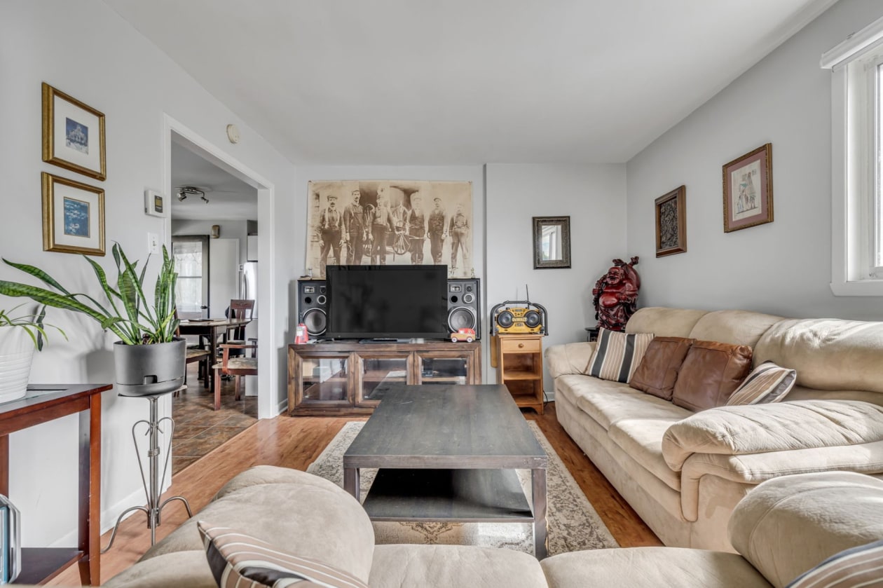 Salon — 2826 - 2834 Boul. Père-Lelièvre, Québec