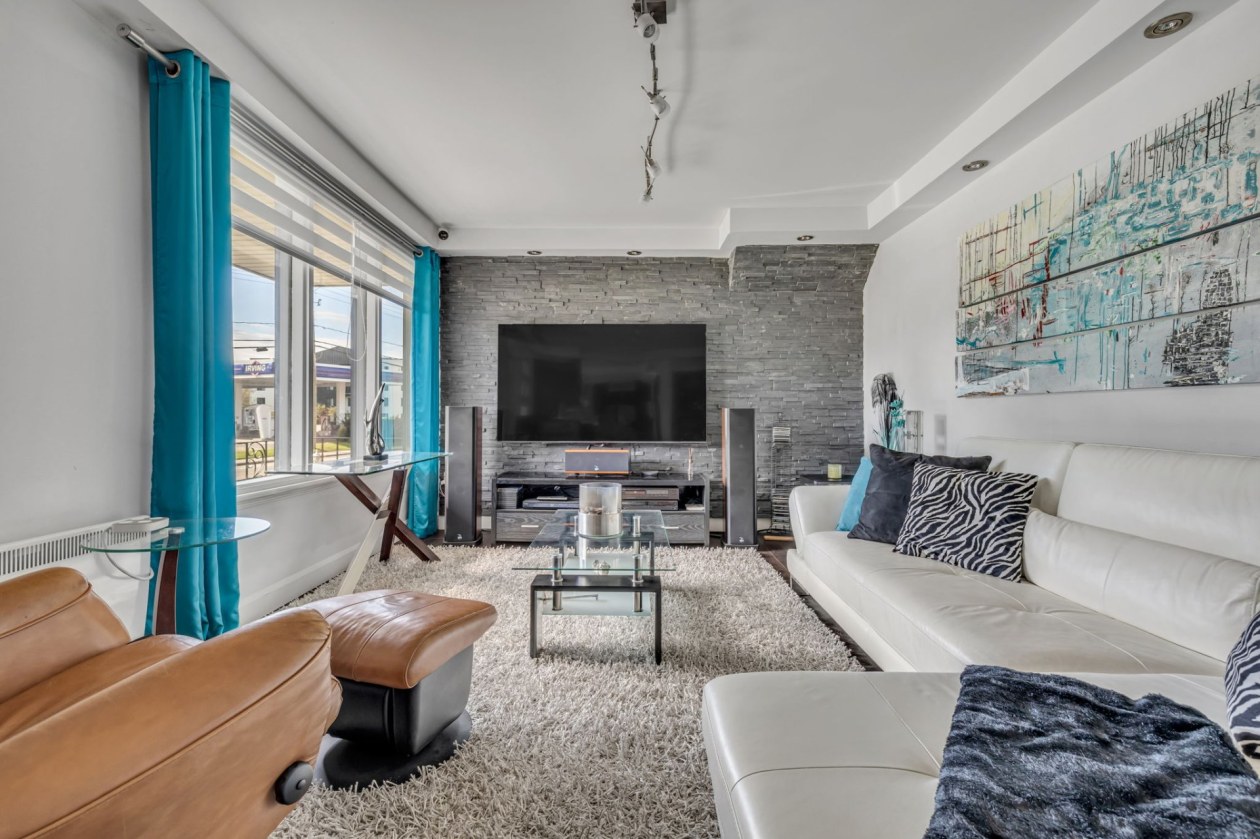 Salon — 2826 - 2834 Boul. Père-Lelièvre, Québec