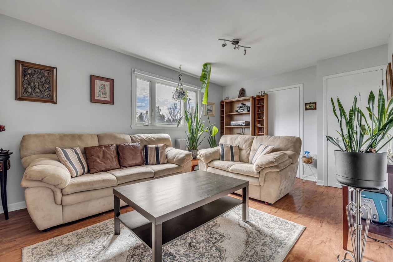 Salon — 2826 - 2834 Boul. Père-Lelièvre, Québec