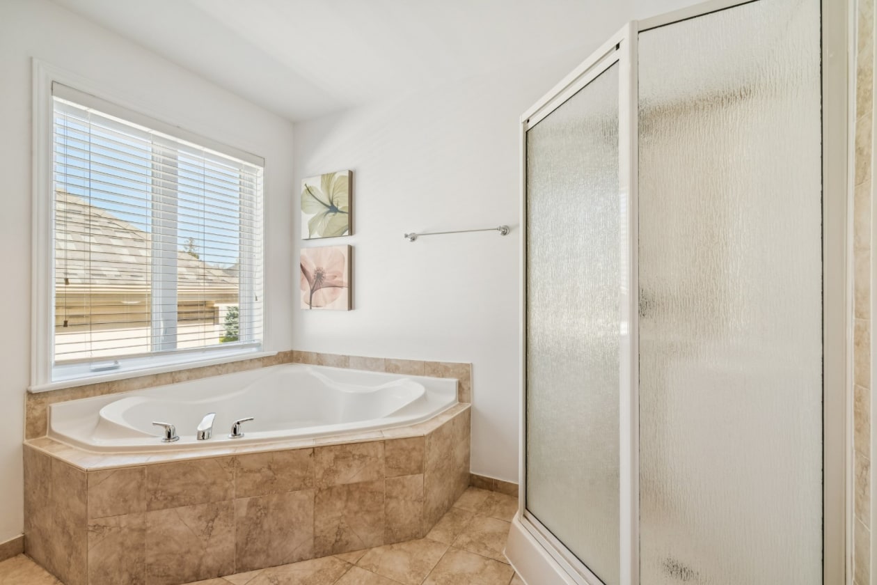 Salle de bains — 4472 Rue Stéphanie, Laval