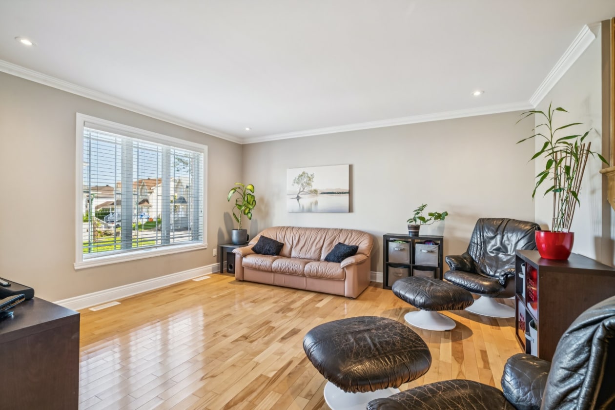 Salon — 4472 Rue Stéphanie, Laval