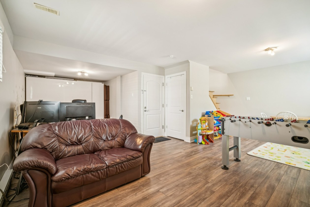 Salon — 4472 Rue Stéphanie, Laval