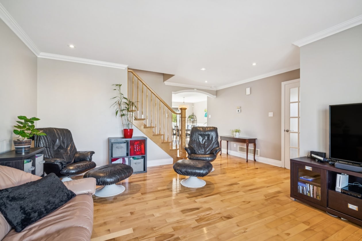 Salon — 4472 Rue Stéphanie, Laval