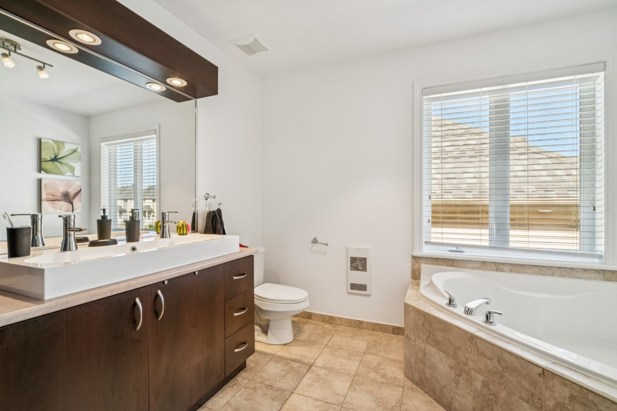 Salle de bains — 4472 Rue Stéphanie, Laval