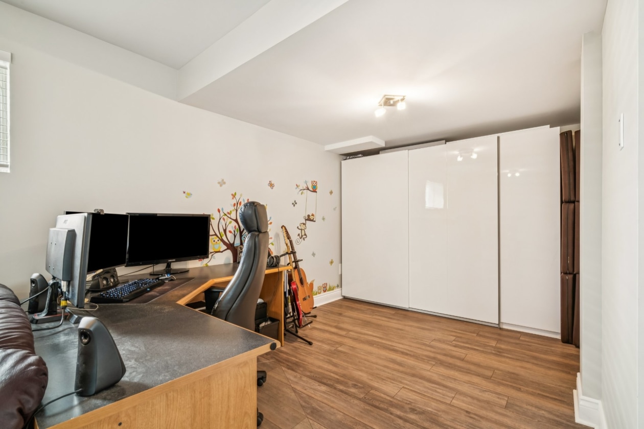 Bureau — 4472 Rue Stéphanie, Laval