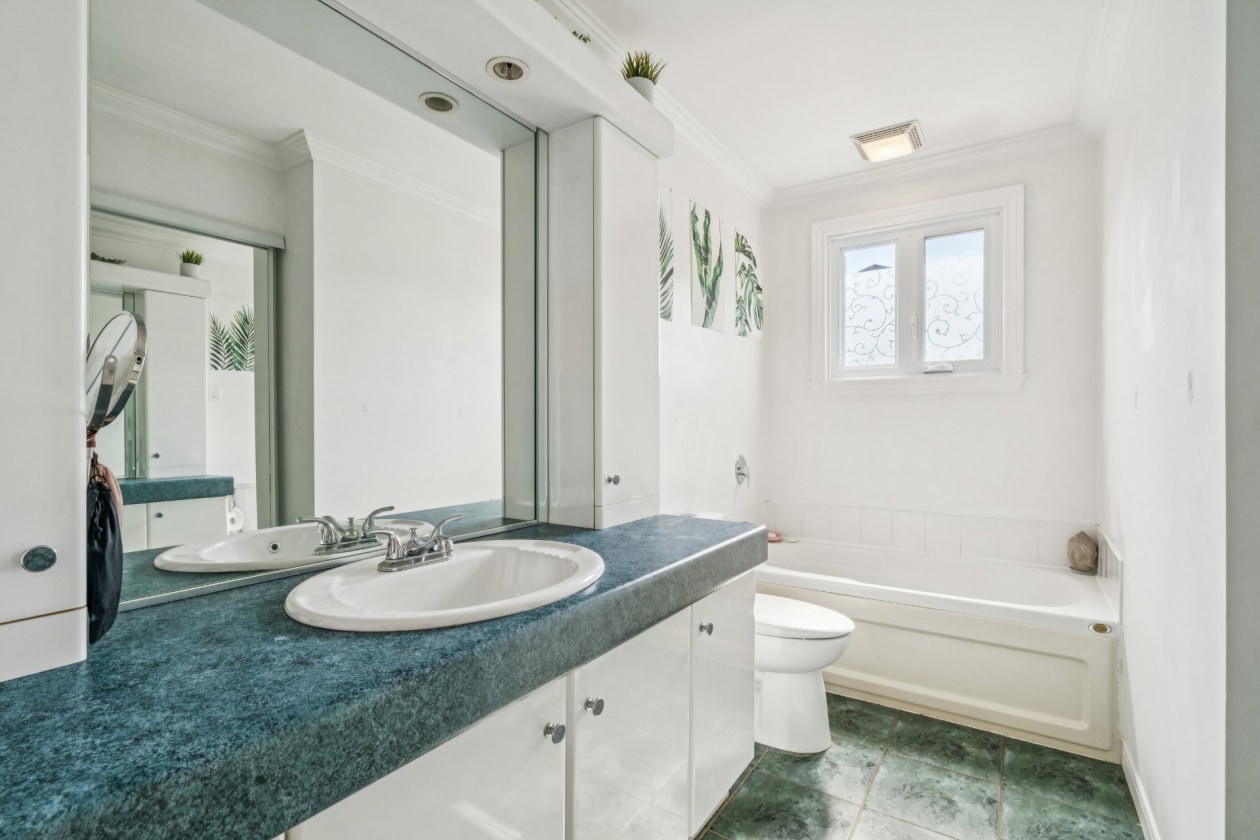 Salle de bains — 886 Rue des Jardins, Sainte-Julie