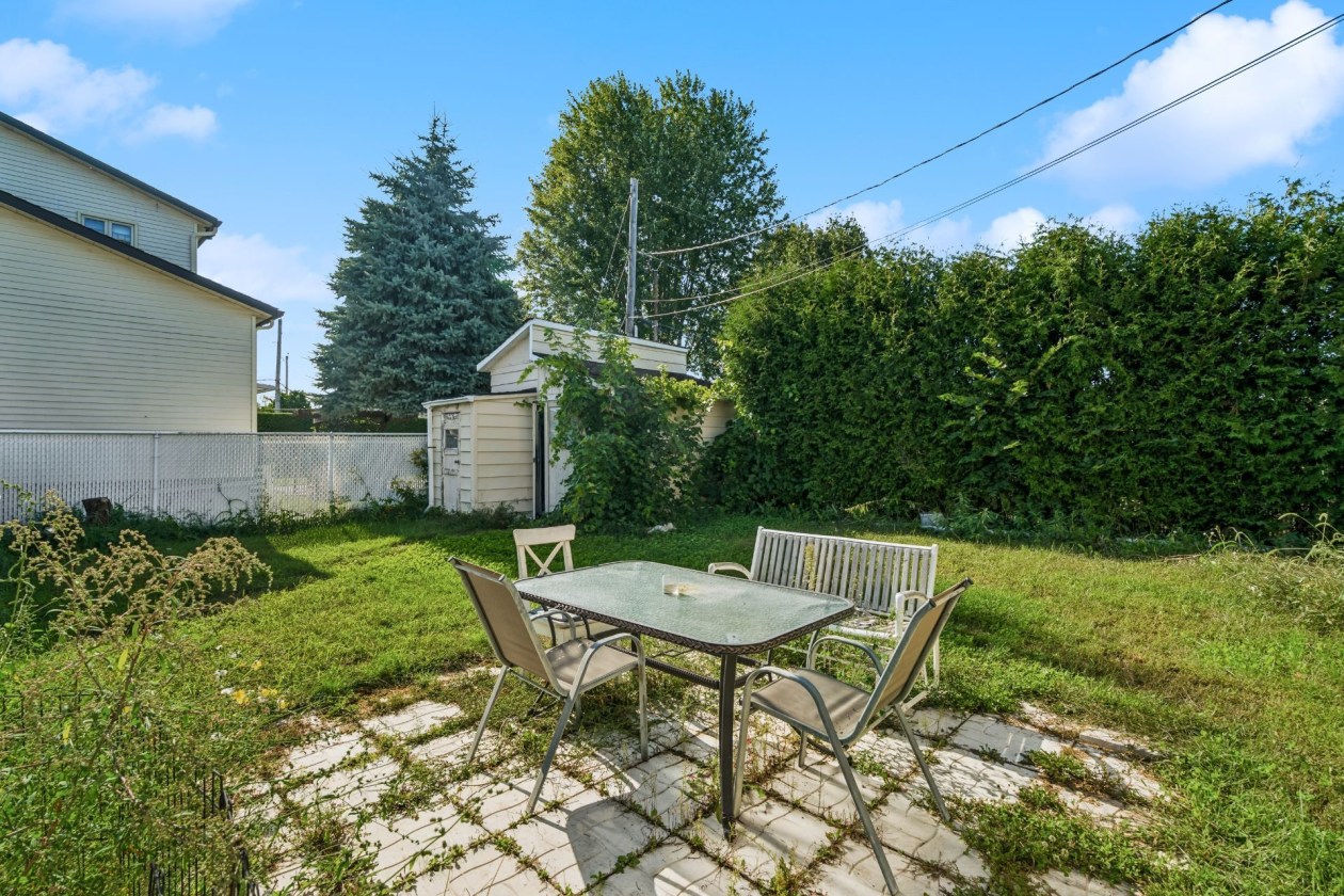 Cour — 886 Rue des Jardins, Sainte-Julie