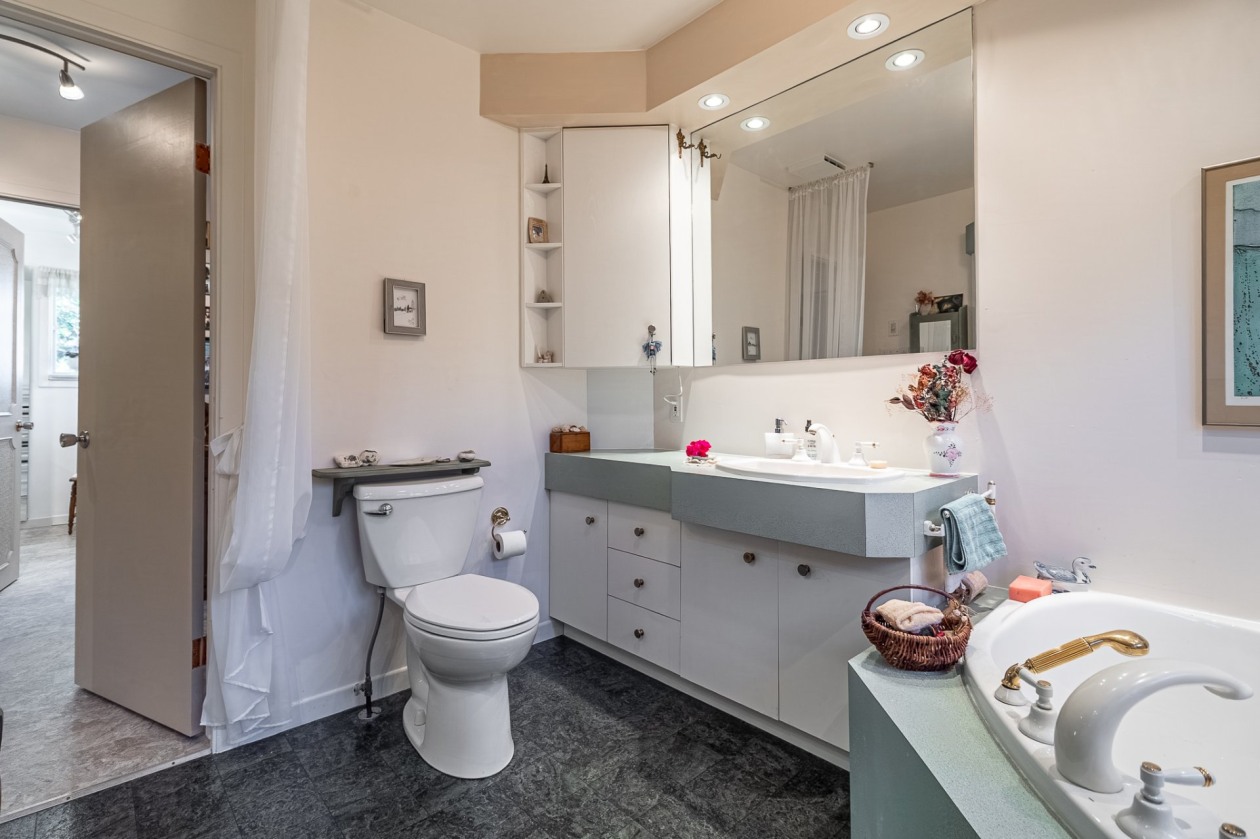 Salle de bains — 862 Rue Arpin, Rimouski