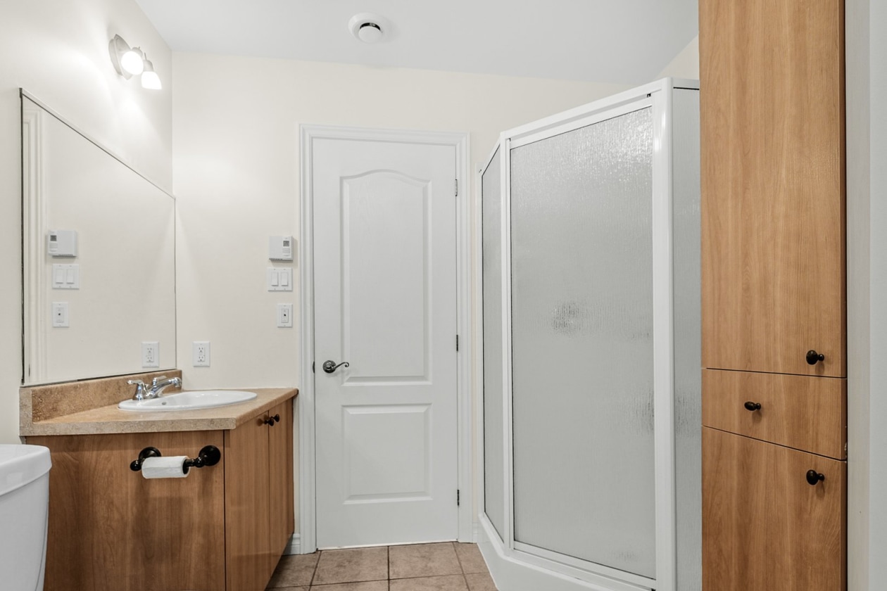 Salle de bains — 1048 Rue de Narbonne, Lévis