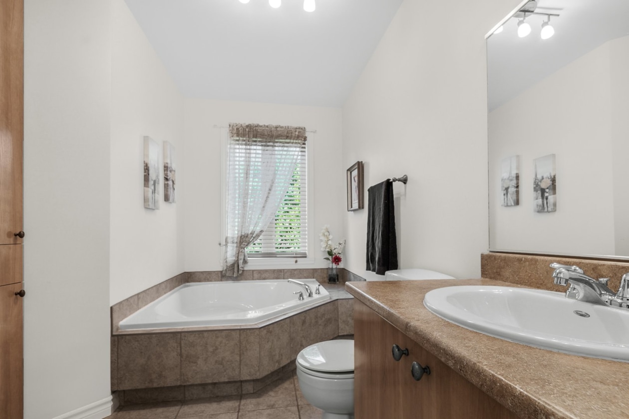 Salle de bains — 1048 Rue de Narbonne, Lévis