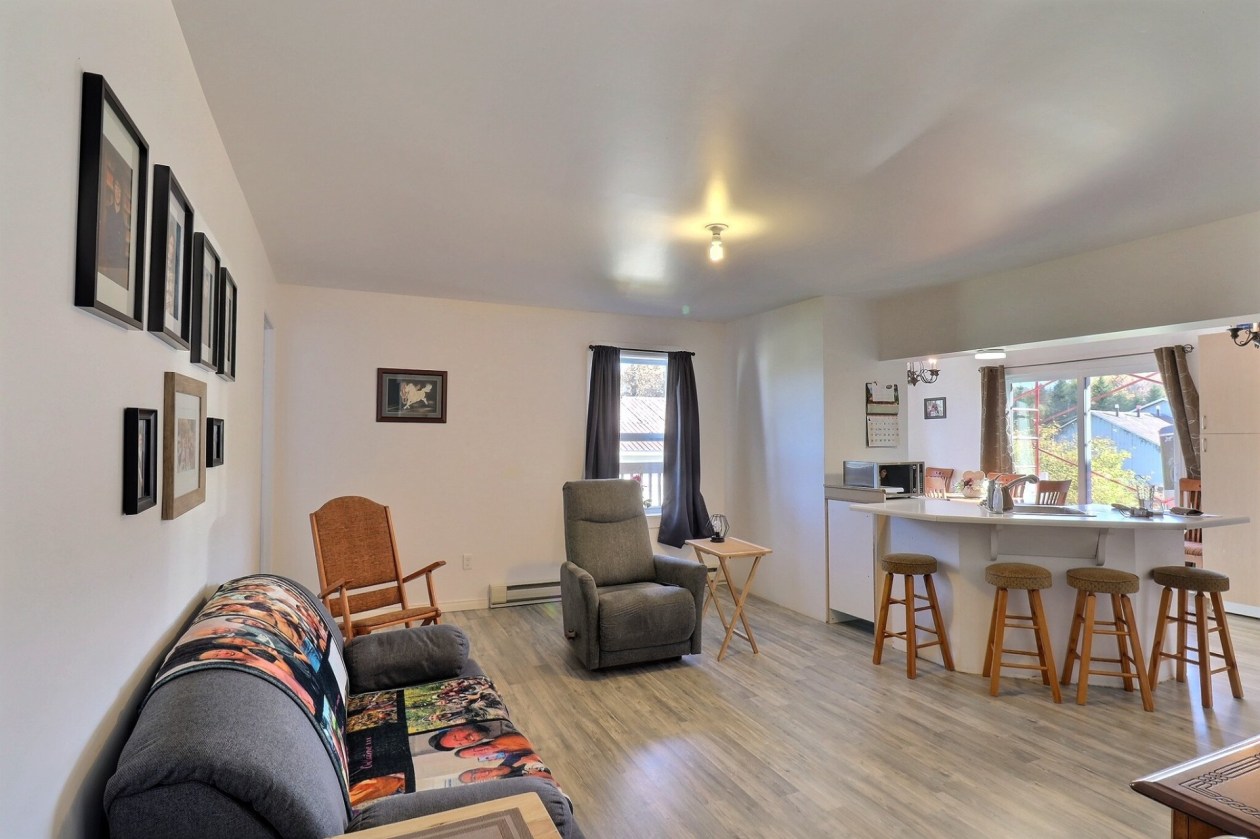 Salon — 125 - 125C Rue Principale, Esprit-Saint