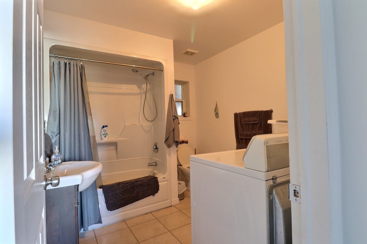 Salle de bains — 125 - 125C Rue Principale, Esprit-Saint