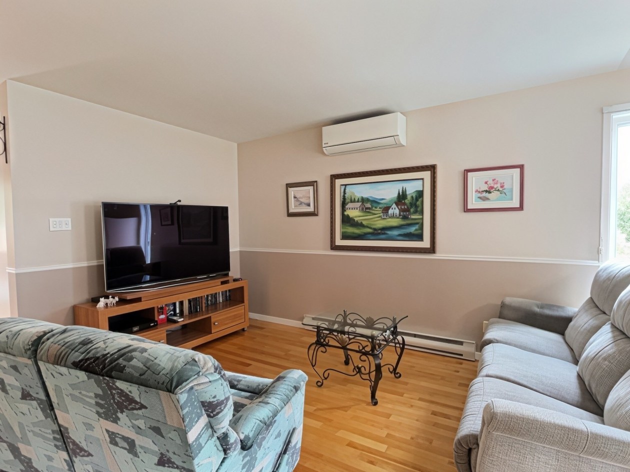 Salon — 15 Rue Ross, Saint-Anaclet-de-Lessard