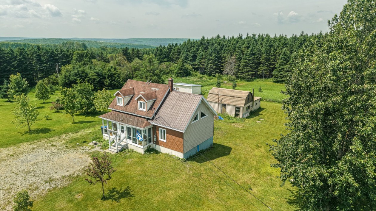 Extérieur — 64 8e Rang E., Biencourt