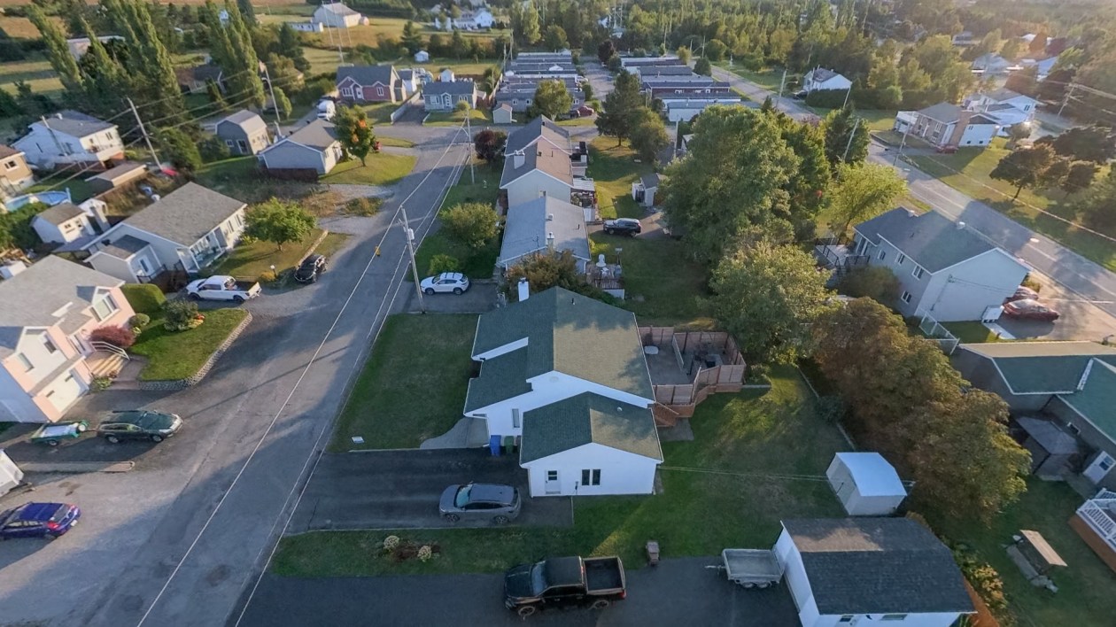 Rue — 15 Rue Ross, Saint-Anaclet-de-Lessard