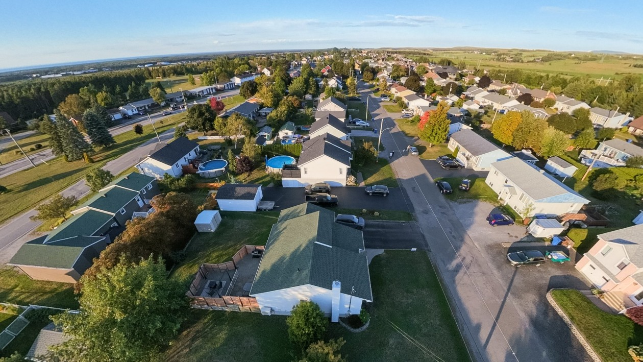Rue — 15 Rue Ross, Saint-Anaclet-de-Lessard