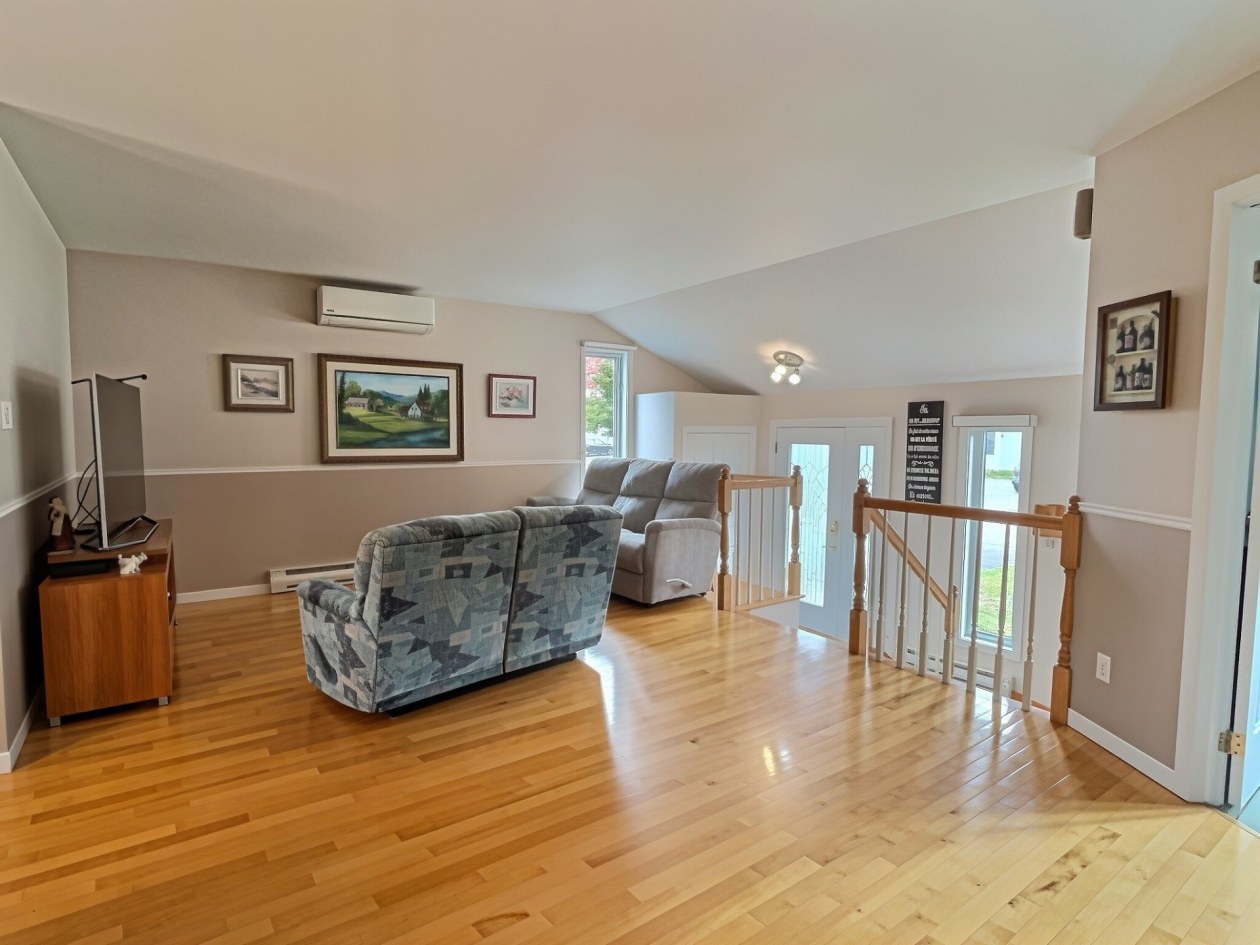 Salon — 15 Rue Ross, Saint-Anaclet-de-Lessard