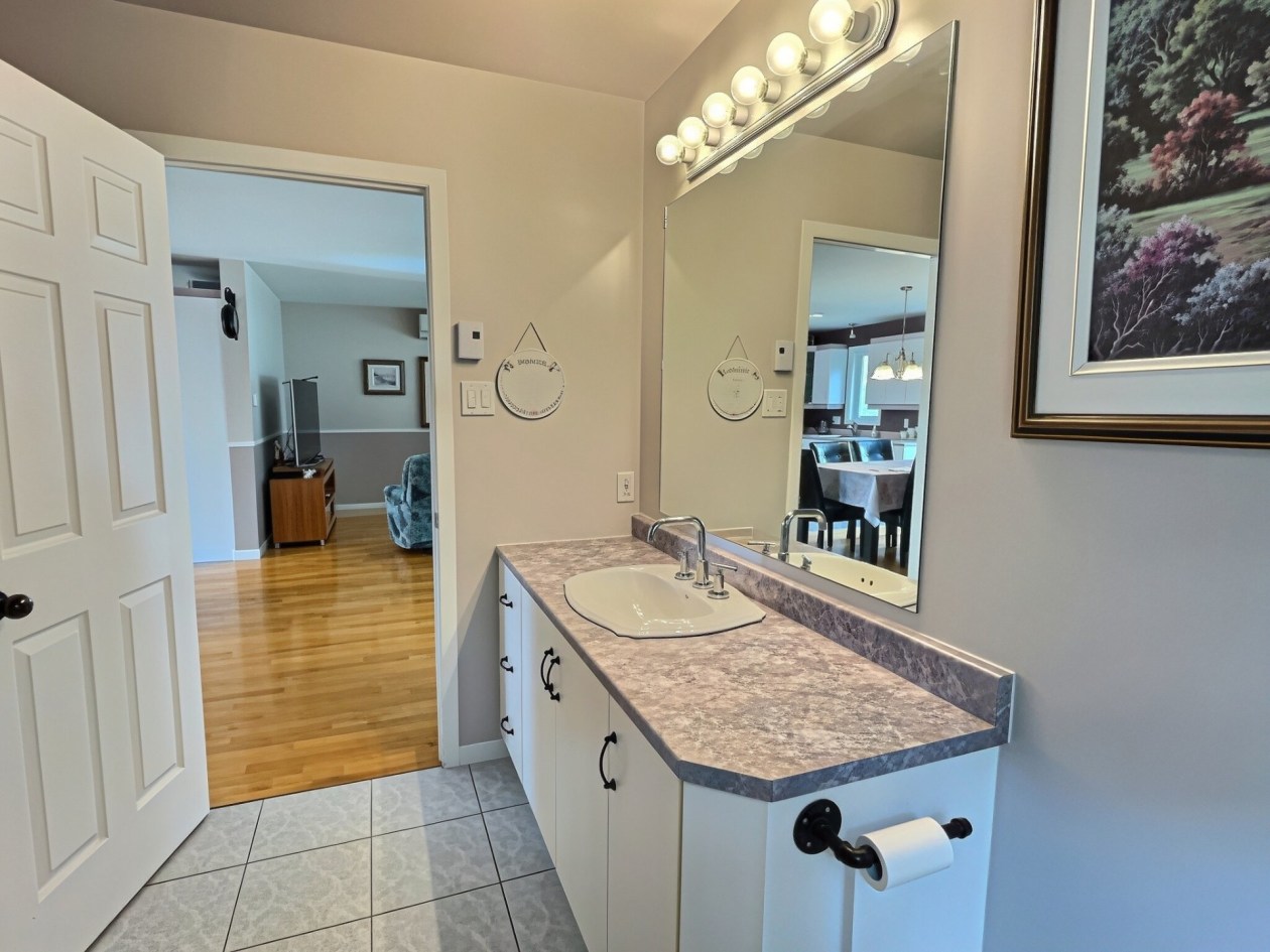 Salle de bains — 15 Rue Ross, Saint-Anaclet-de-Lessard