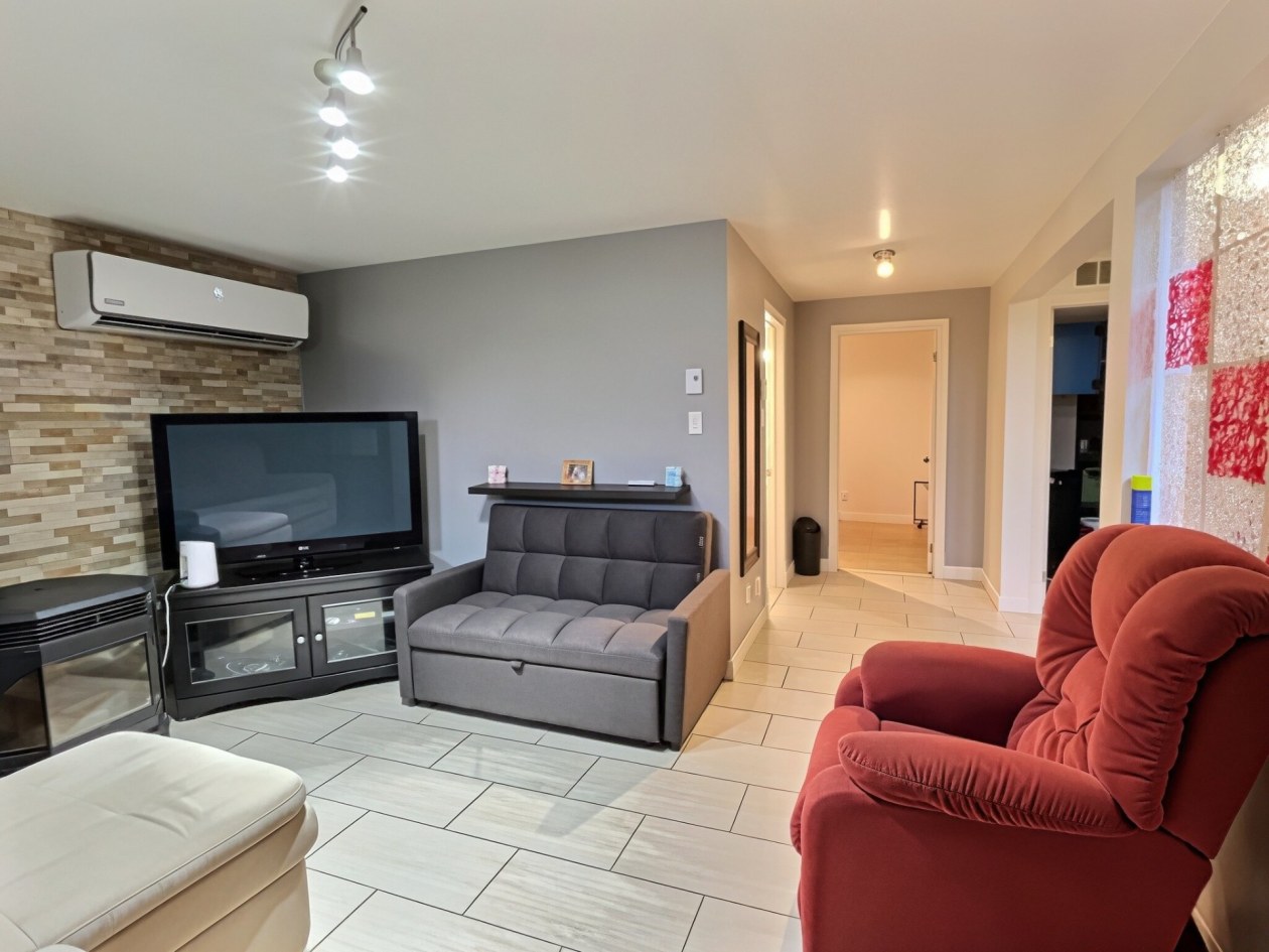 Salle familiale — 15 Rue Ross, Saint-Anaclet-de-Lessard