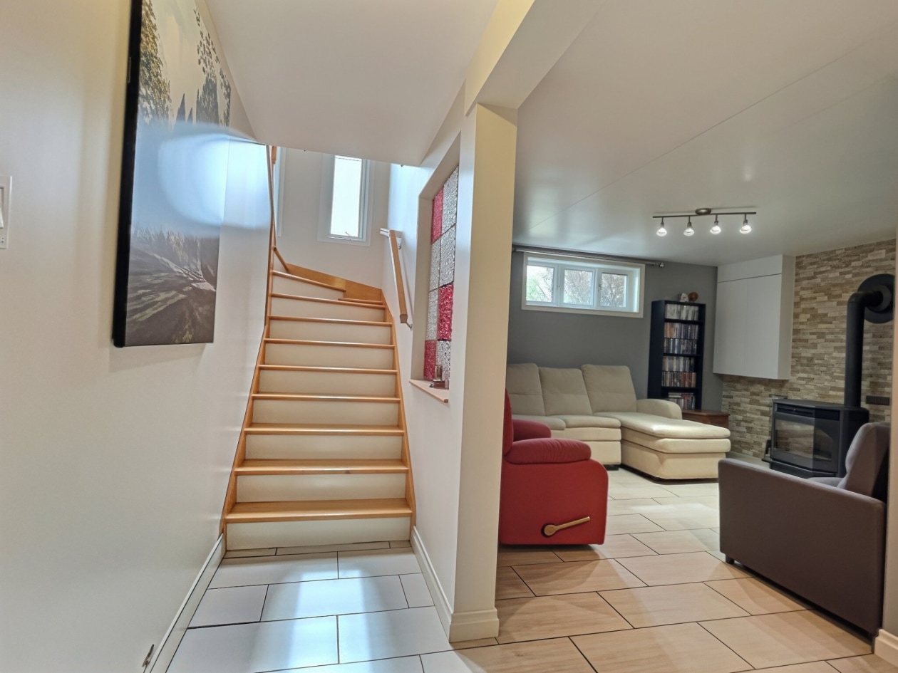 Escalier — 15 Rue Ross, Saint-Anaclet-de-Lessard