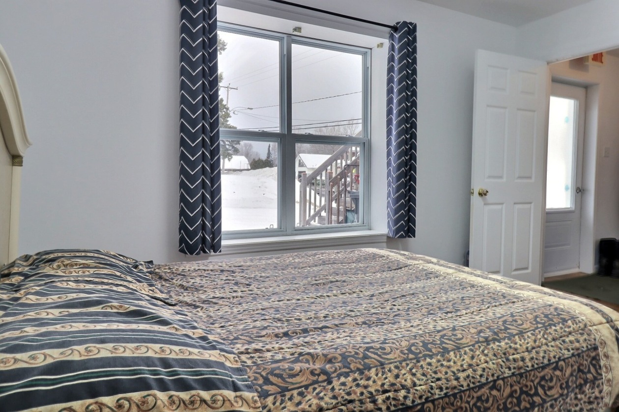 Chambre à coucher principale — 125 - 125C Rue Principale, Esprit-Saint