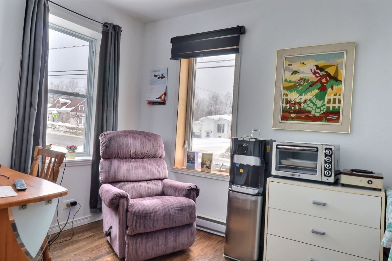 Salon — 125 - 125C Rue Principale, Esprit-Saint