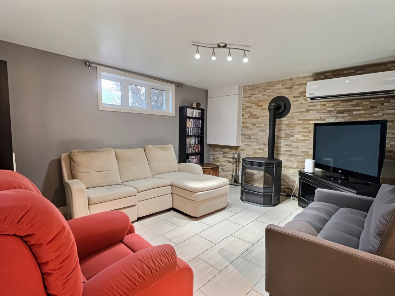 Salle familiale — 15 Rue Ross, Saint-Anaclet-de-Lessard