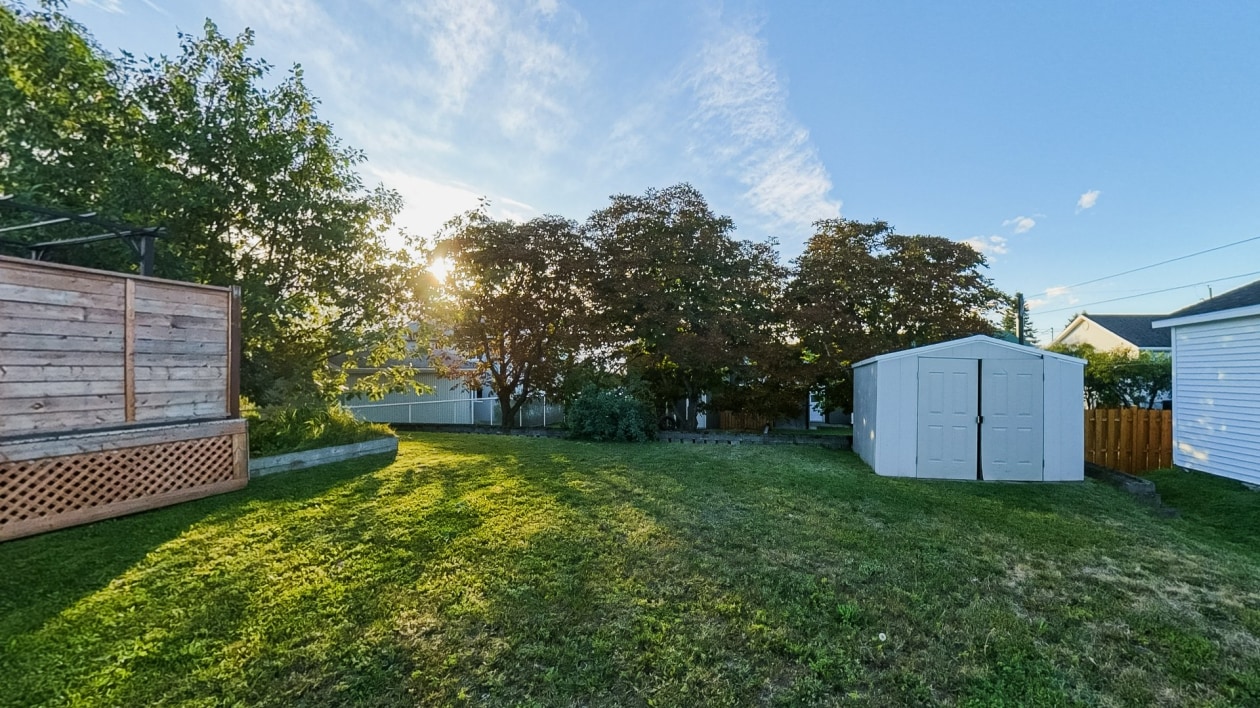 Cour — 15 Rue Ross, Saint-Anaclet-de-Lessard