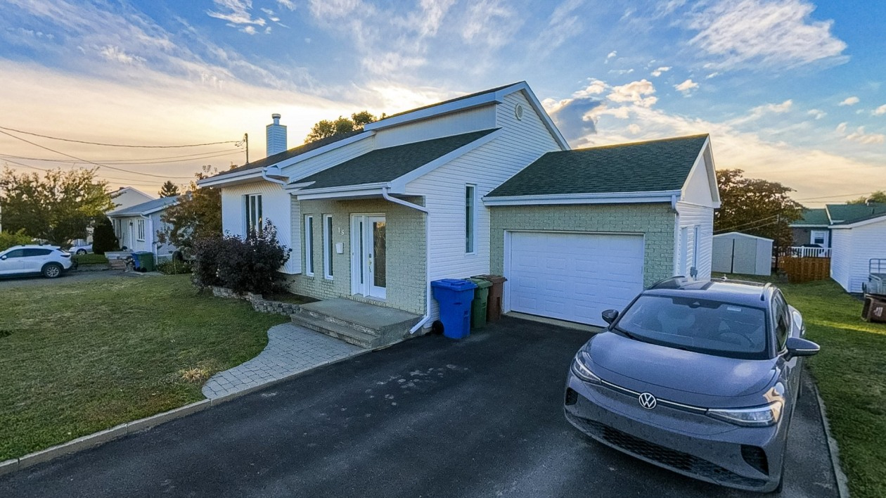 Garage — 15 Rue Ross, Saint-Anaclet-de-Lessard