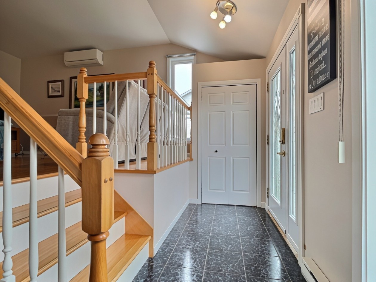 Entrée extérieure — 15 Rue Ross, Saint-Anaclet-de-Lessard