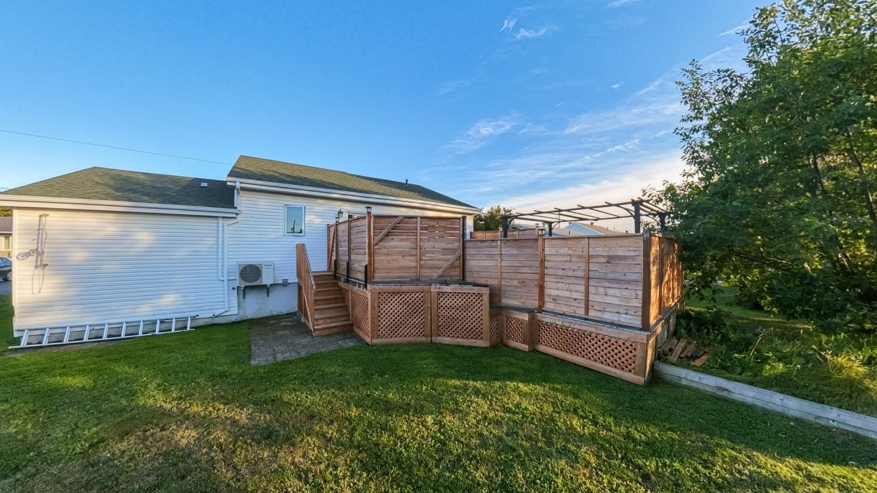 Balcon — 15 Rue Ross, Saint-Anaclet-de-Lessard