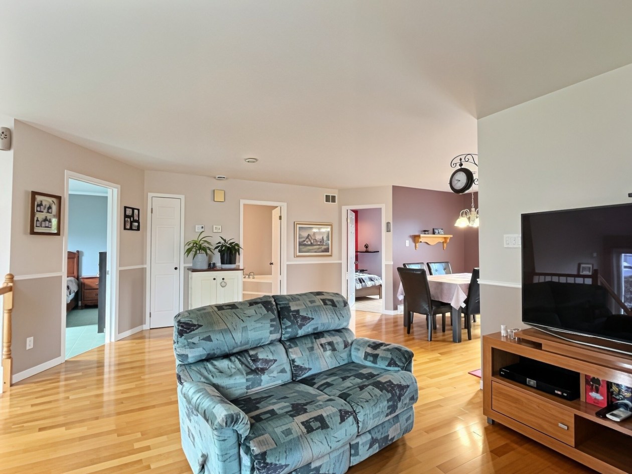 Salon — 15 Rue Ross, Saint-Anaclet-de-Lessard