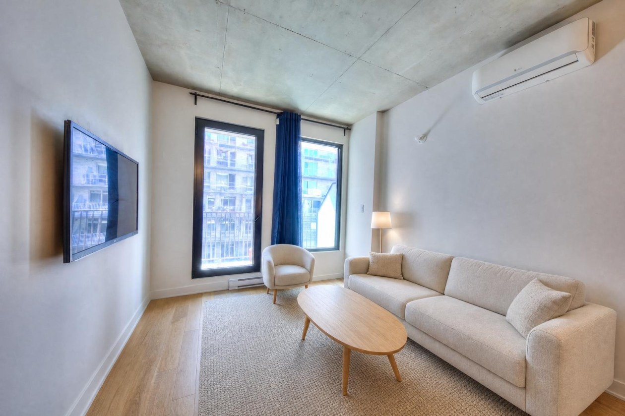 Salon — 2180 Rue Ste-Catherine E., Montréal