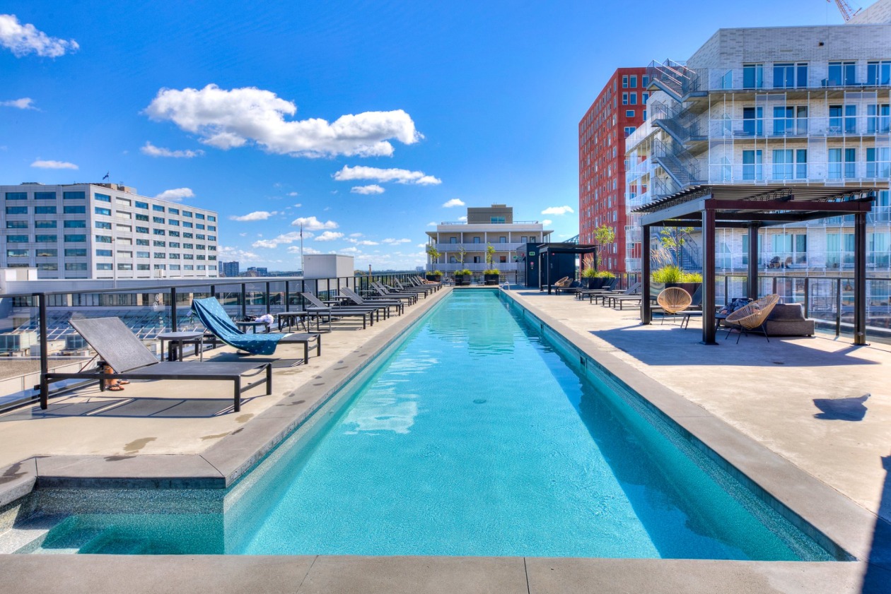 Piscine — 2180 Rue Ste-Catherine E., Montréal