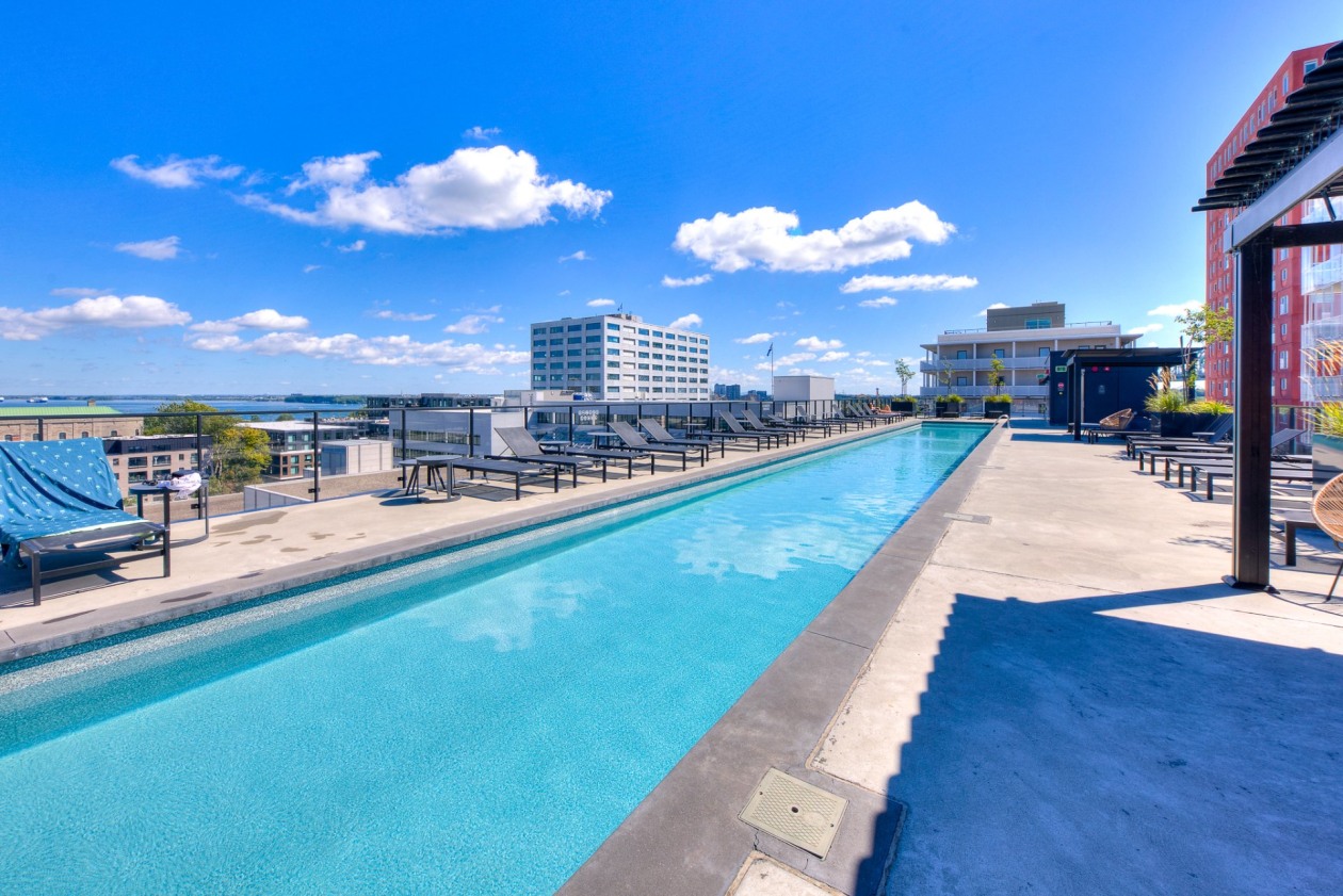 Piscine — 2180 Rue Ste-Catherine E., Montréal