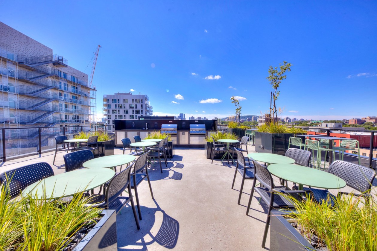 Terrasse — 2180 Rue Ste-Catherine E., Montréal