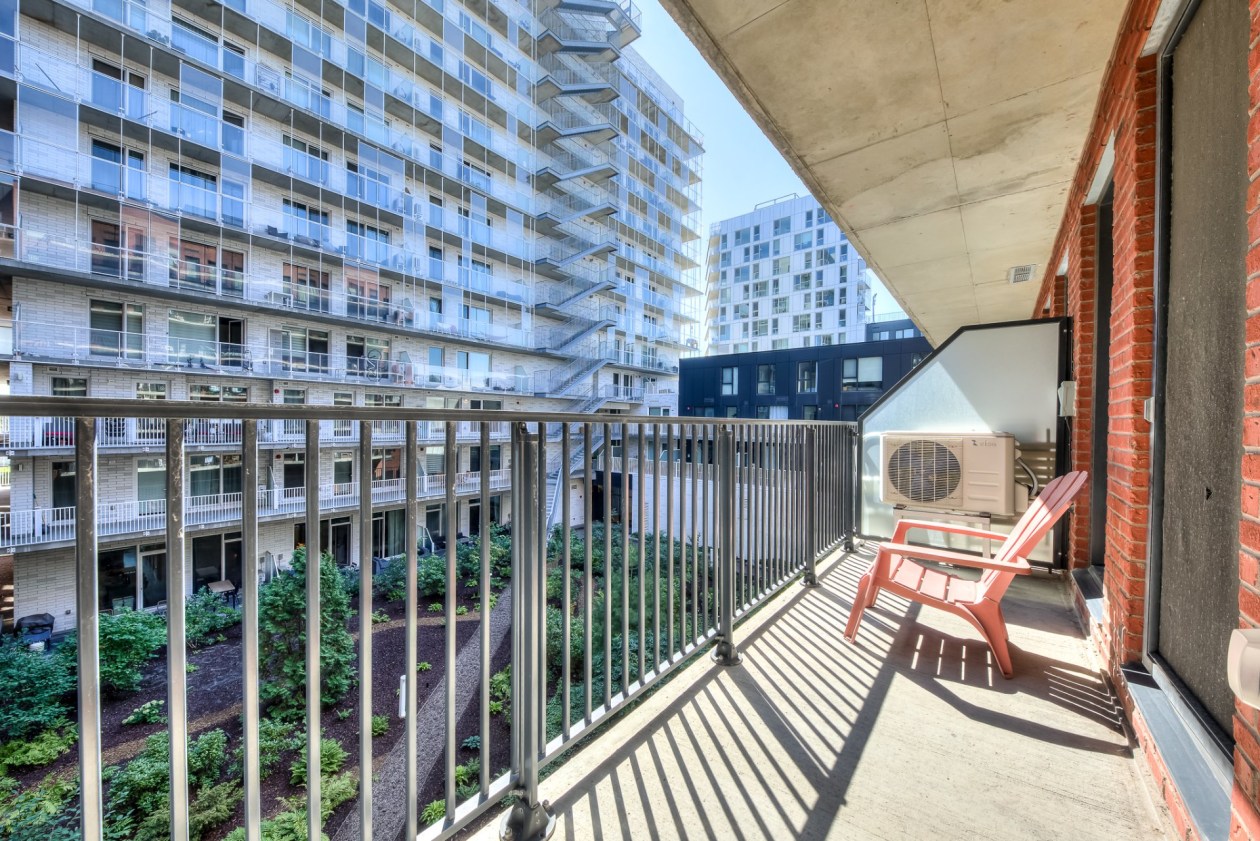 Balcon — 2180 Rue Ste-Catherine E., Montréal