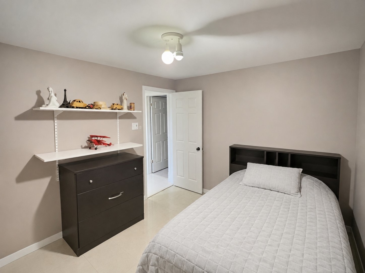 Bureau — 15 Rue Ross, Saint-Anaclet-de-Lessard