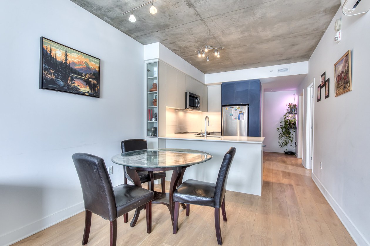 Salle à manger — 9290 Av. Dubuisson, Montréal