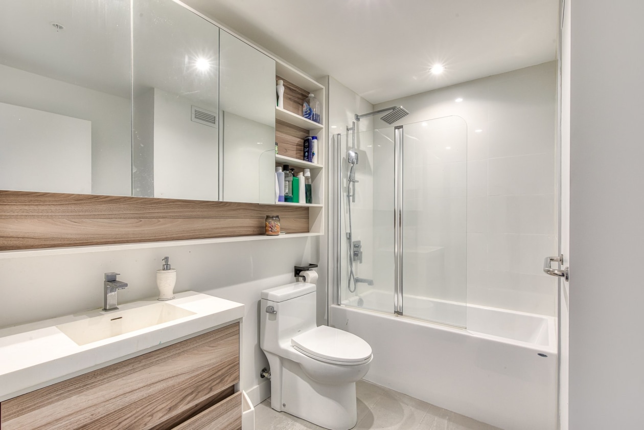 Salle de bains — 9290 Av. Dubuisson, Montréal