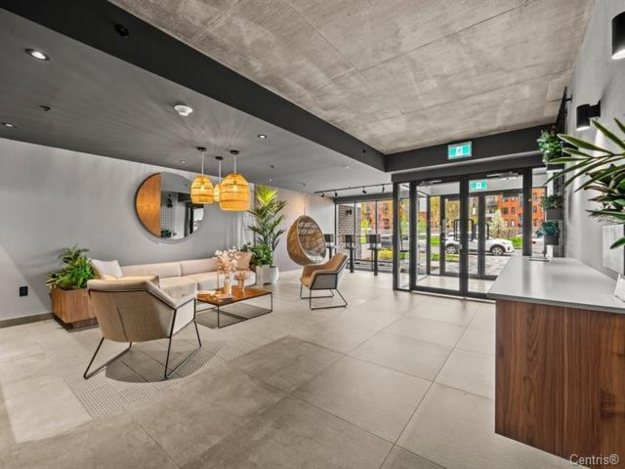 Entrée extérieure — 9290 Av. Dubuisson, Montréal