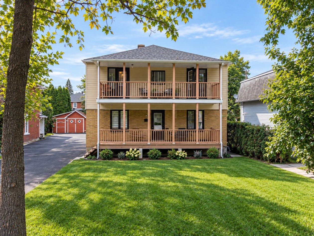 Façade — 2758 - 2760 Rue Hocquart, Saguenay
