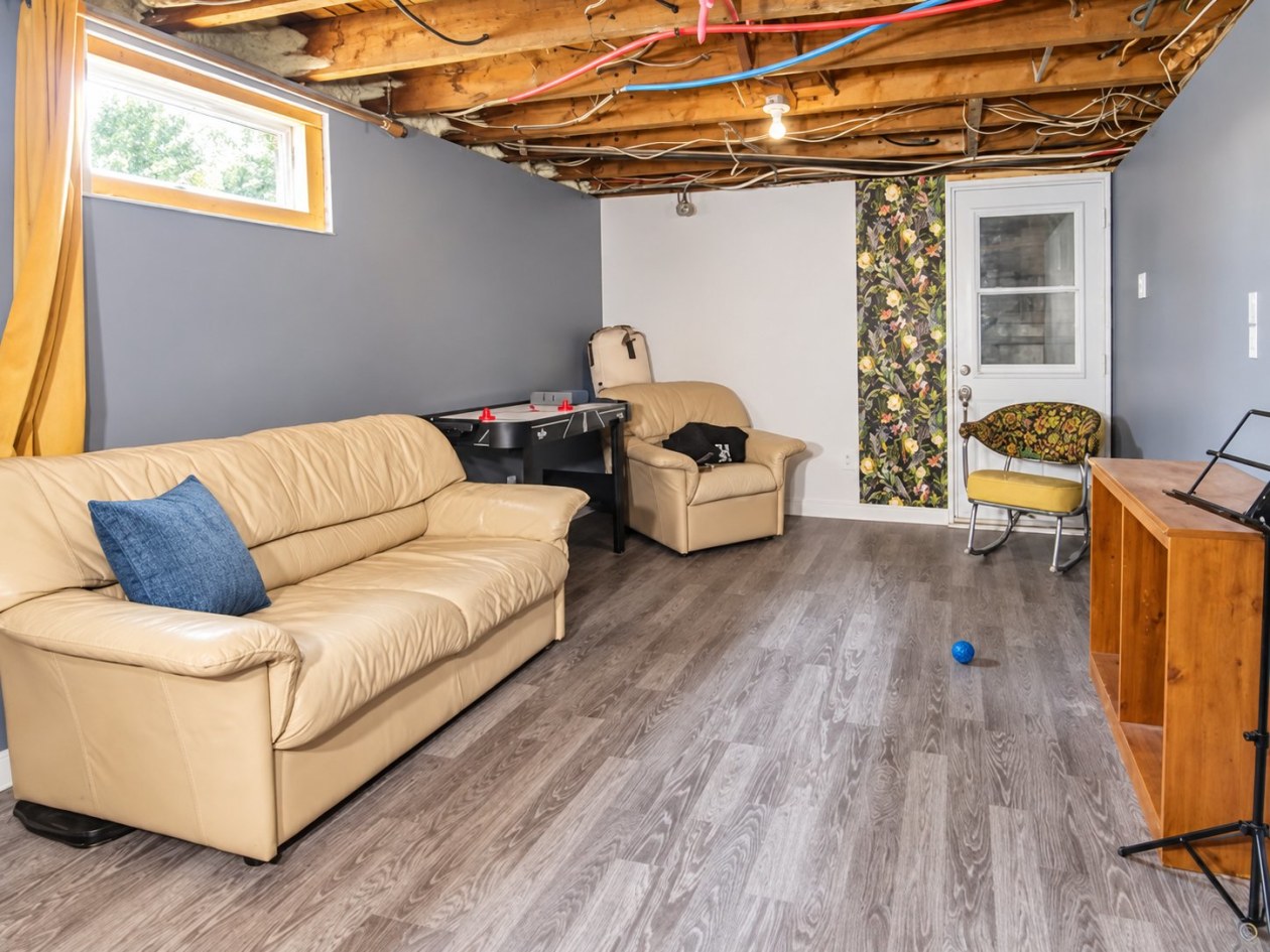 Salle familiale — 2758 - 2760 Rue Hocquart, Saguenay