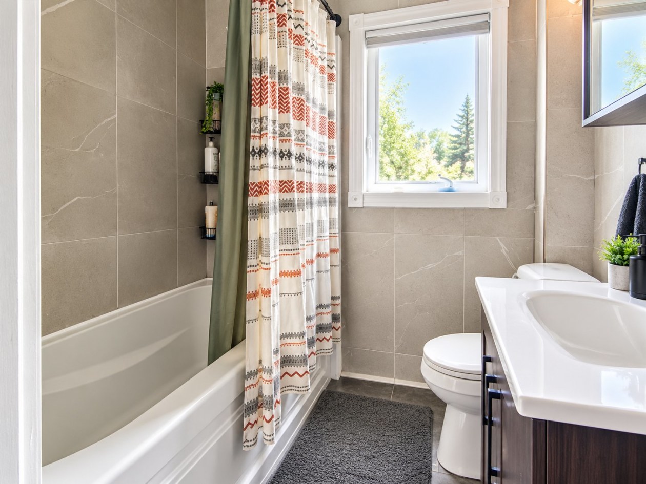 Salle de bains — 2758 - 2760 Rue Hocquart, Saguenay