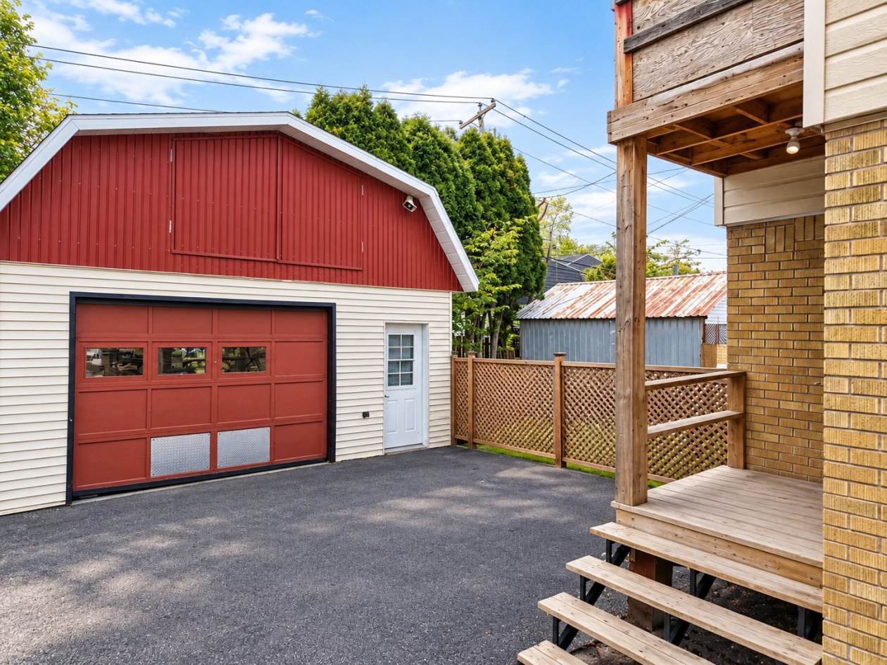 Garage — 2758 - 2760 Rue Hocquart, Saguenay