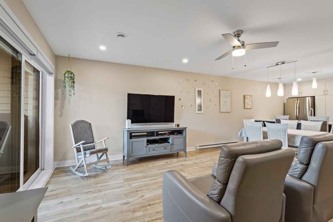 Salon — 894 Rue Magnone, Granby