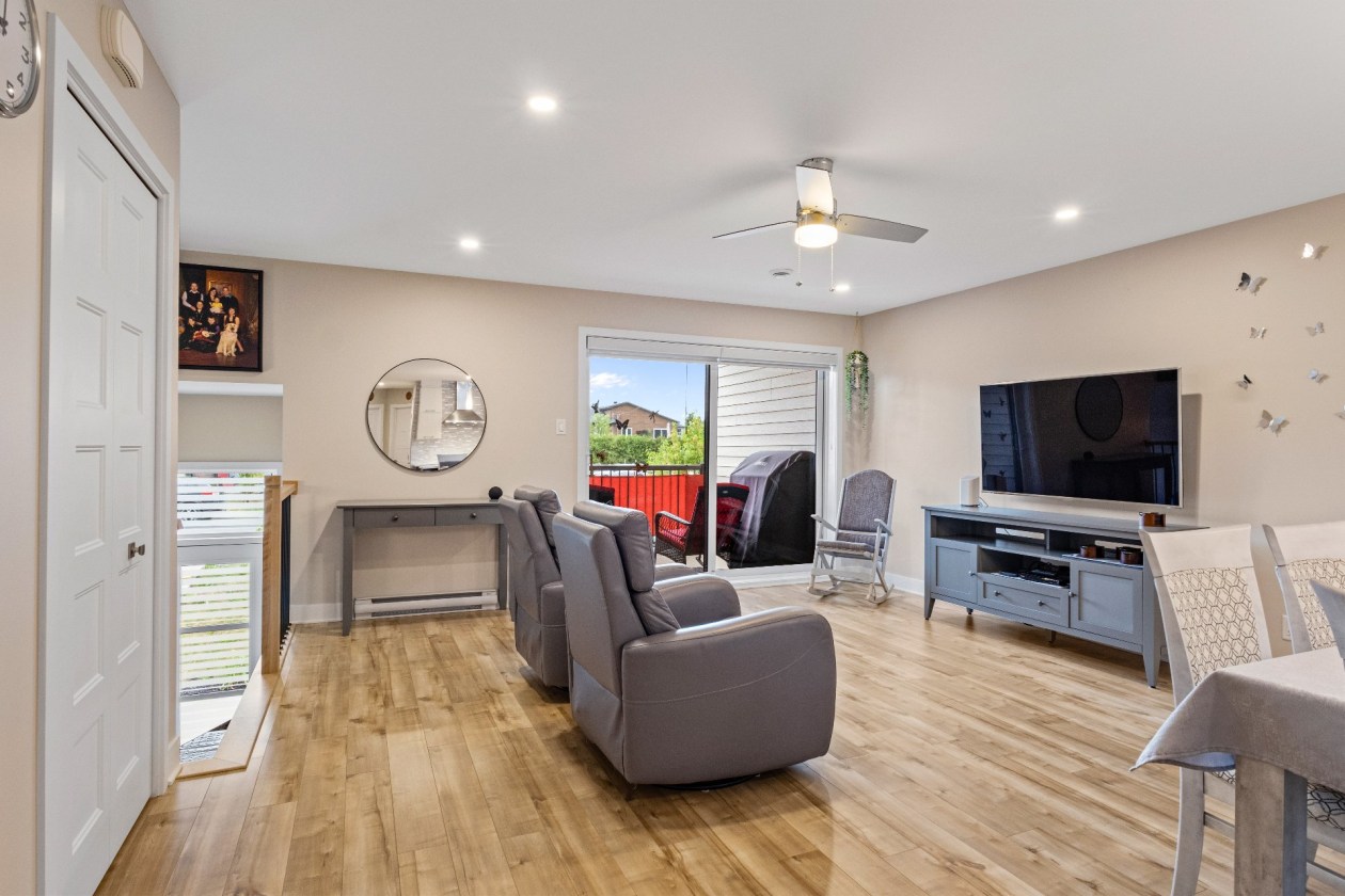 Salon — 894 Rue Magnone, Granby