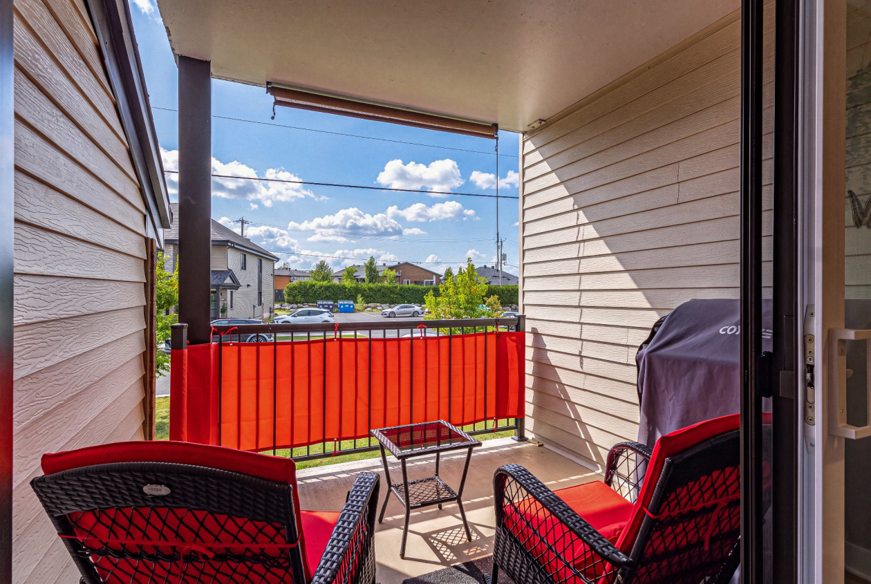 Balcon — 894 Rue Magnone, Granby
